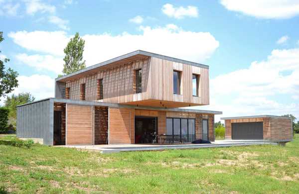 Réalisation d'une maison individuelle contemporaine avec bois et béton dans un esprit Loft par un architecte à Bruxelles.
