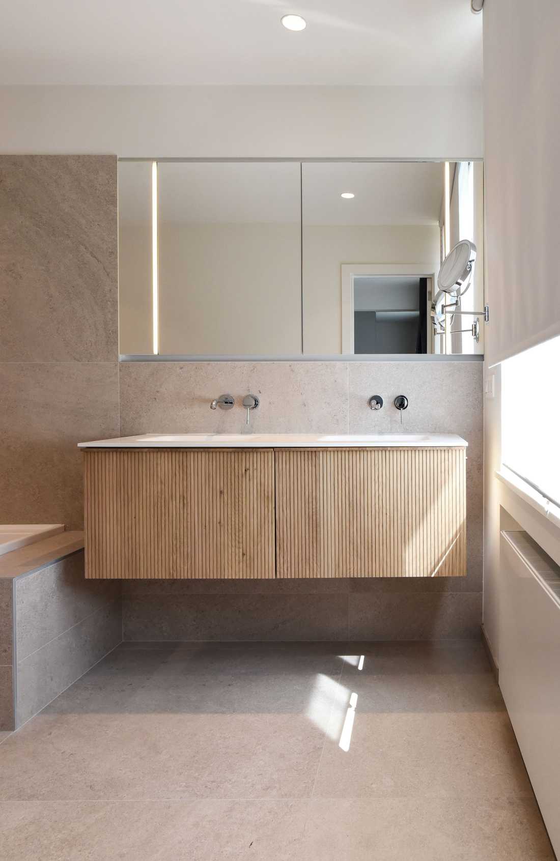 Meuble vasque suspendu en bois dans la salle de bain