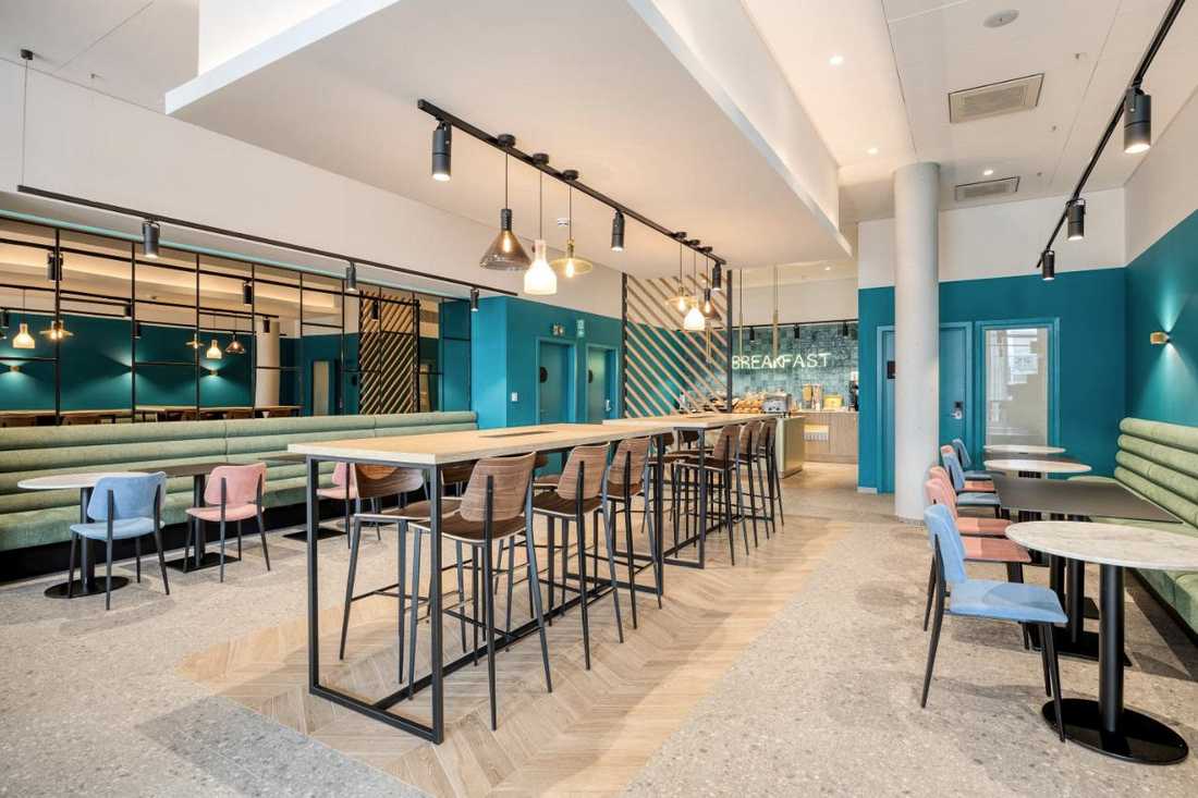 Salle de petit déjeuner d'un hôtel transformé par un architecte d'intérieur