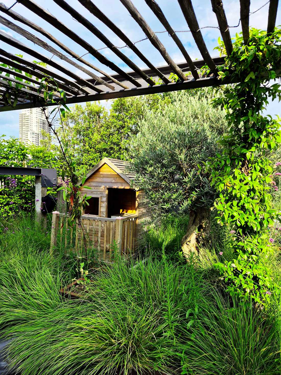 Cabane de jardin pour les enfants dissimulée dans la végétation