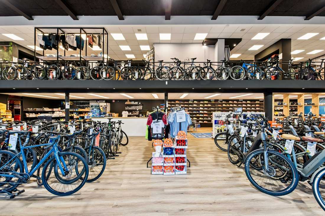 Architecture commerciale d'une boutique spécialisé dans le vélo et le triathlon