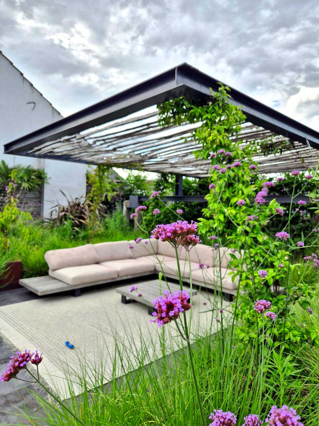 Espace détente avec pergola du rooftop