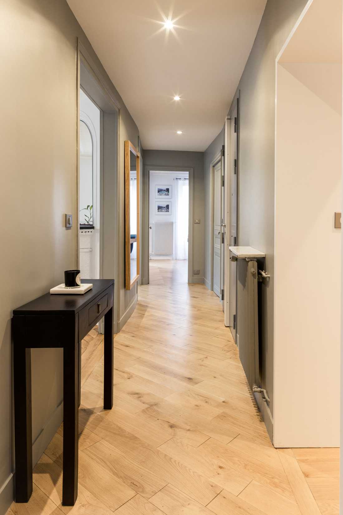 Couloir d'un appartement haussmannien renovée par un architecte d'interieur à Bruxelles