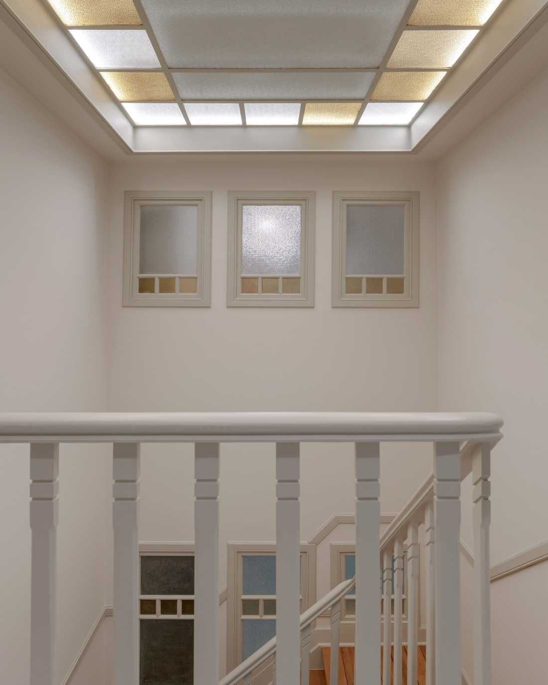 Escalier menant vers des combles aménagés 