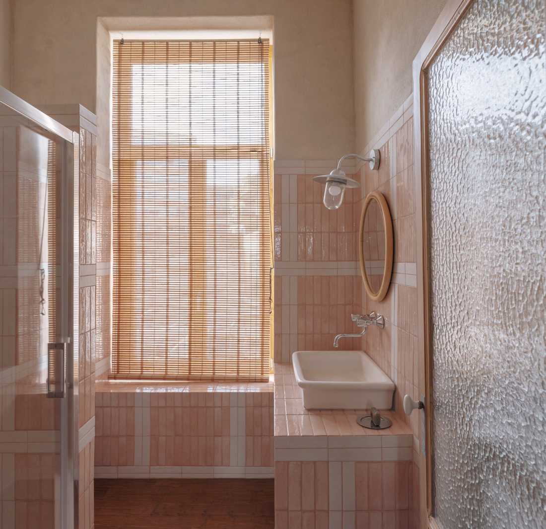 Salle de bain avec carrelage en zellige rose