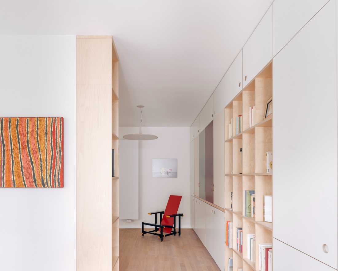Chaise rouge et bleue de Gerrit Rietveld dans le salon d'un appartement