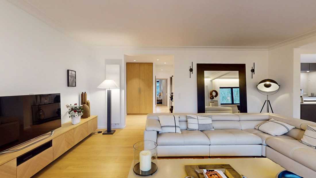 Salon avec canapé et coin TV