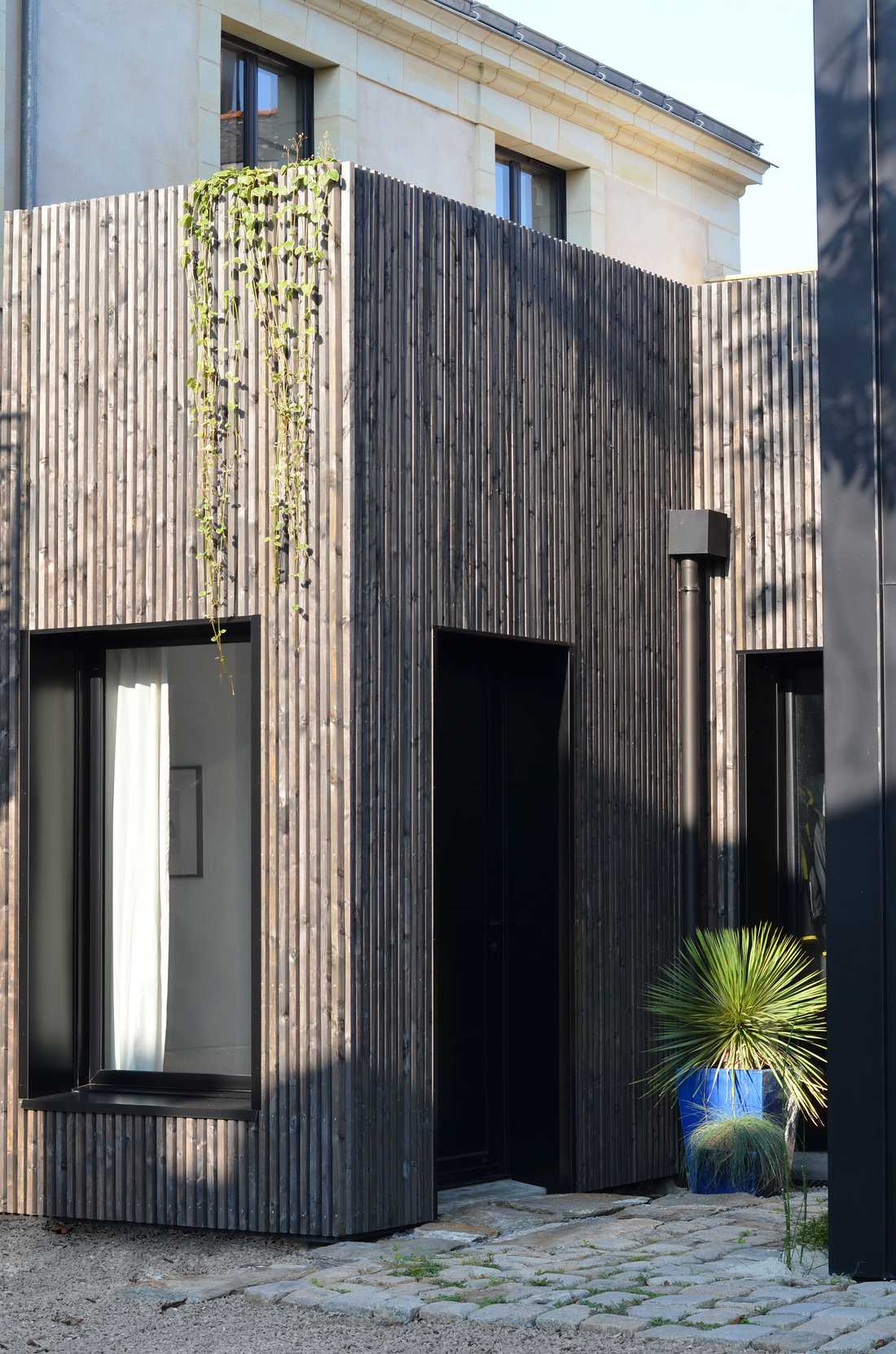 An architect builds a contemporary house with a post-and-beam structure near Brussels