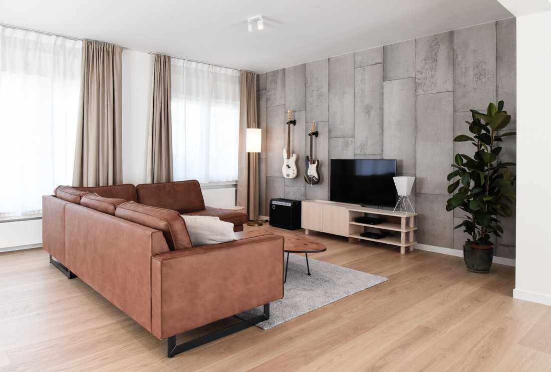 Espace TV avec canapé contemporaine en cuir et table basse en bois