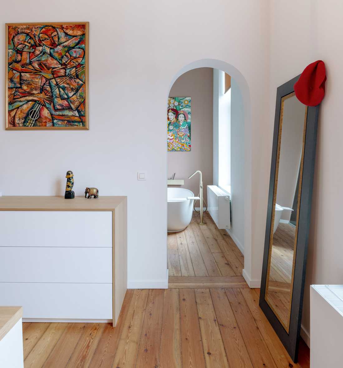 Vue de la salle de bain depuis le dressing