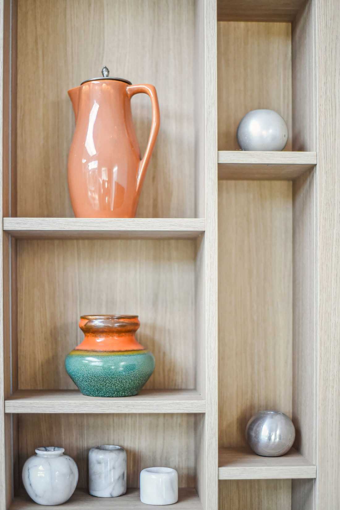 Bibliothèque ouverte dans un escalier contemporain