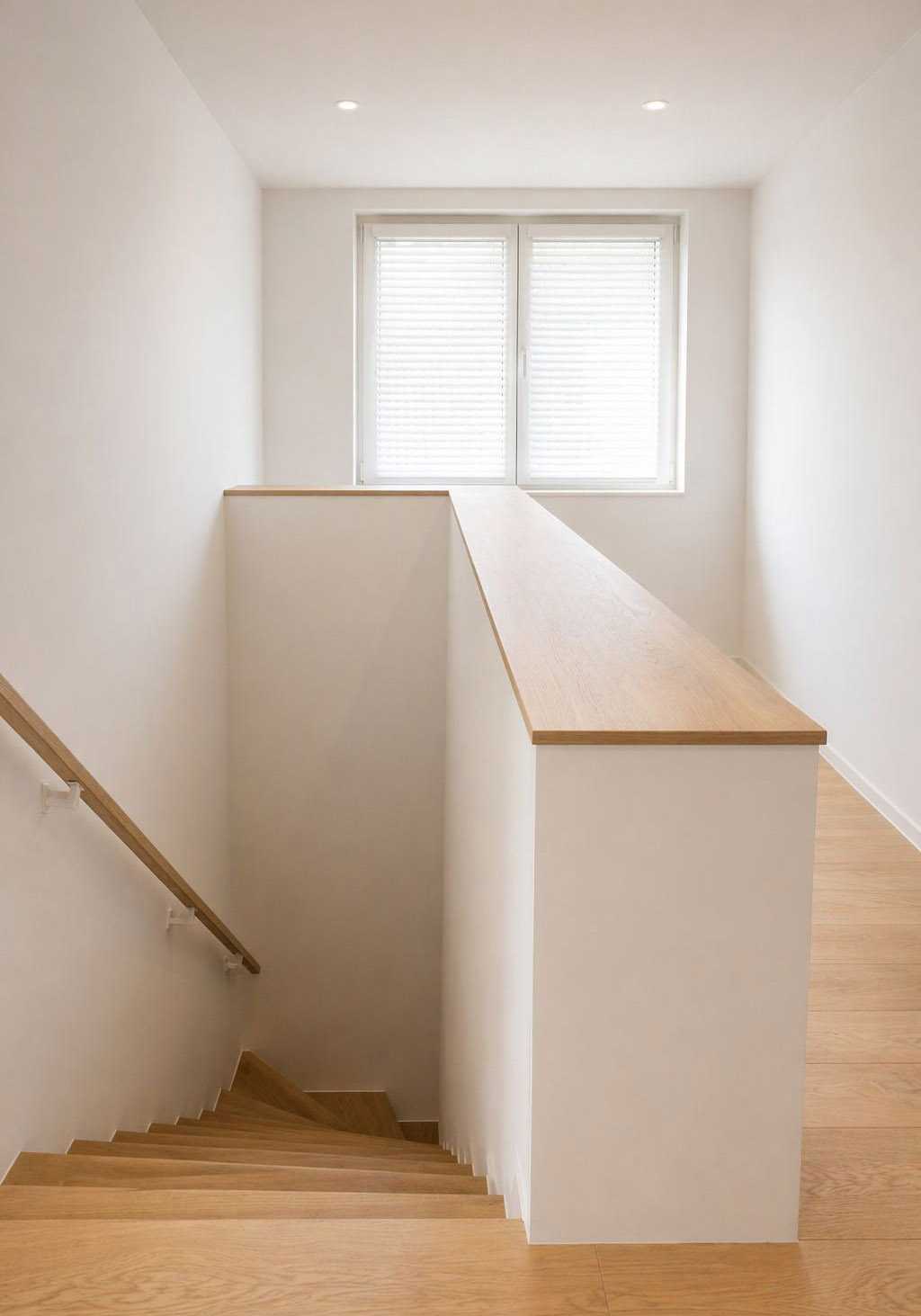 Escalier sur mesure en chêne massif avec garde-corps