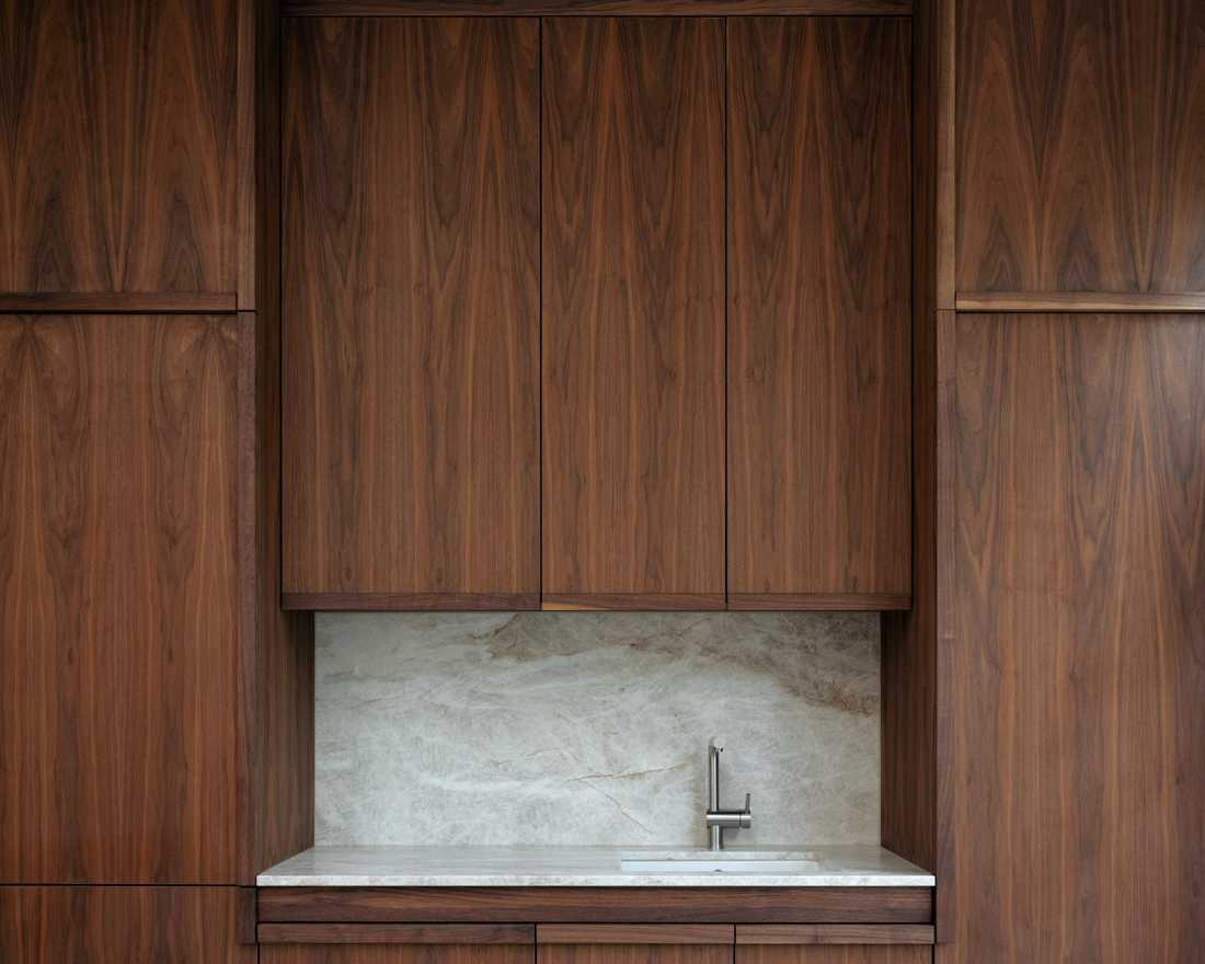Cuisine contemporaine en bois massif à Bruxelles