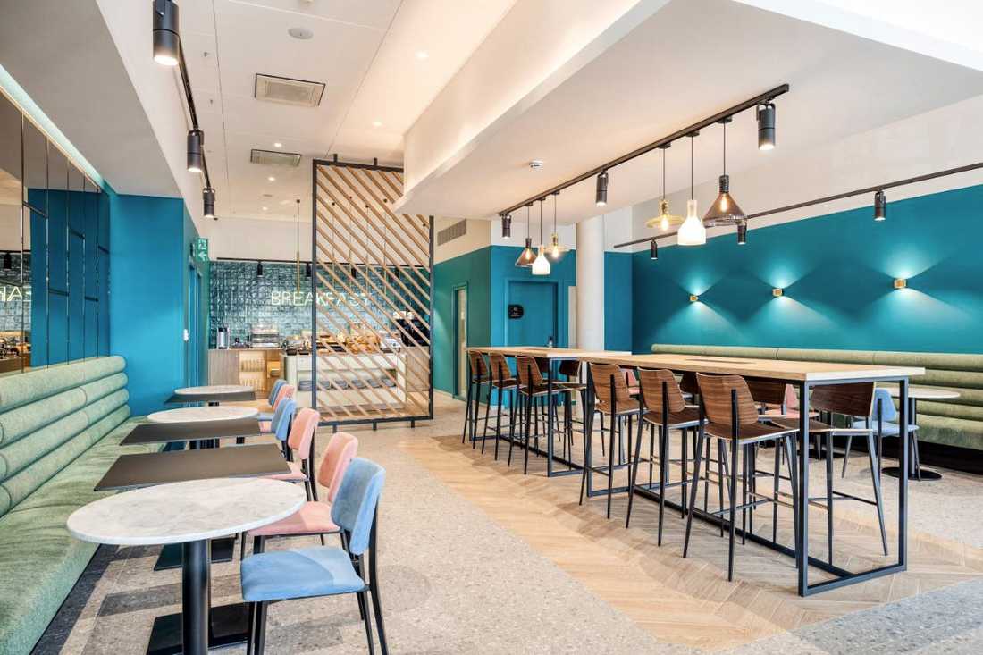 Salle de petit déjeuner d'un hôtel 3 étoiles