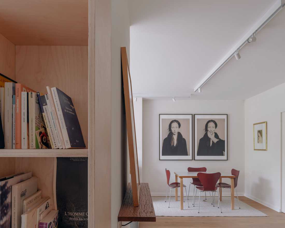 Espace dinatoire dans la pièce de vie de l'appartement