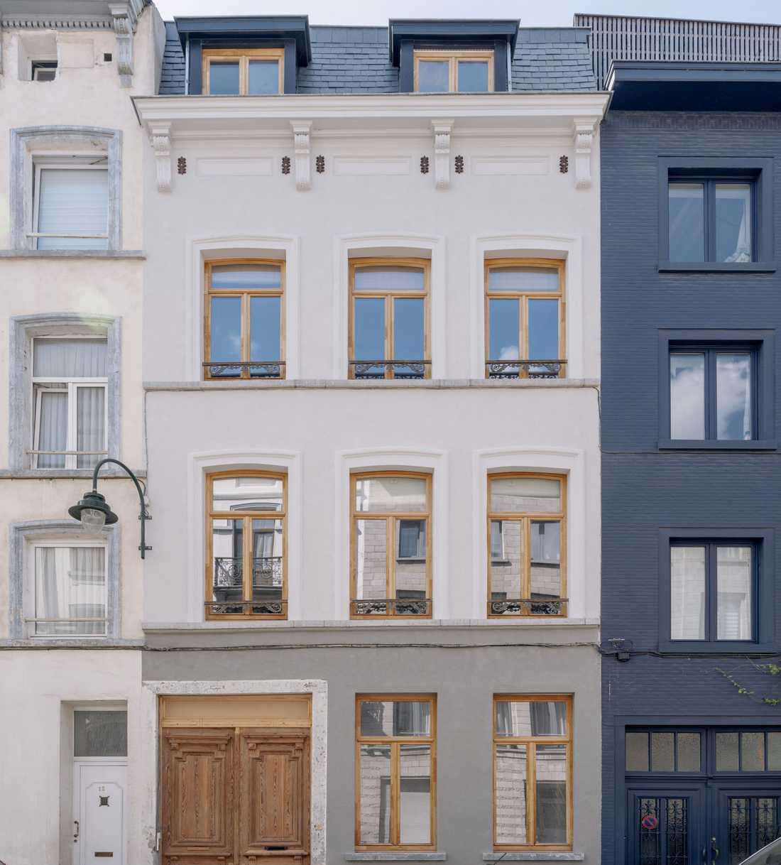 Façade de l'immeuble à Bruxelles rénové par un architecte
