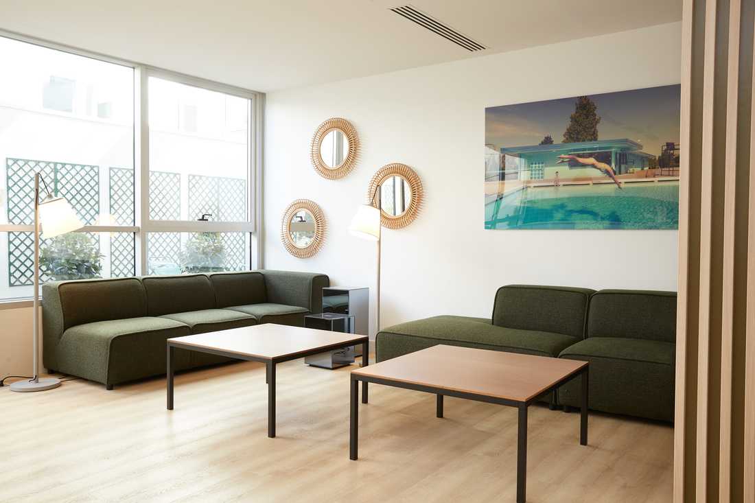 Salle d'attente de bureaux rénovés par un architecte d'intérieur dans l'agglomération bruxelloise