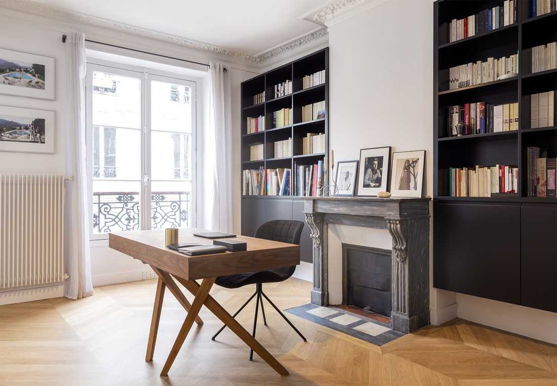 Bureau design dans un appartement haussmannien en région bruxelloise