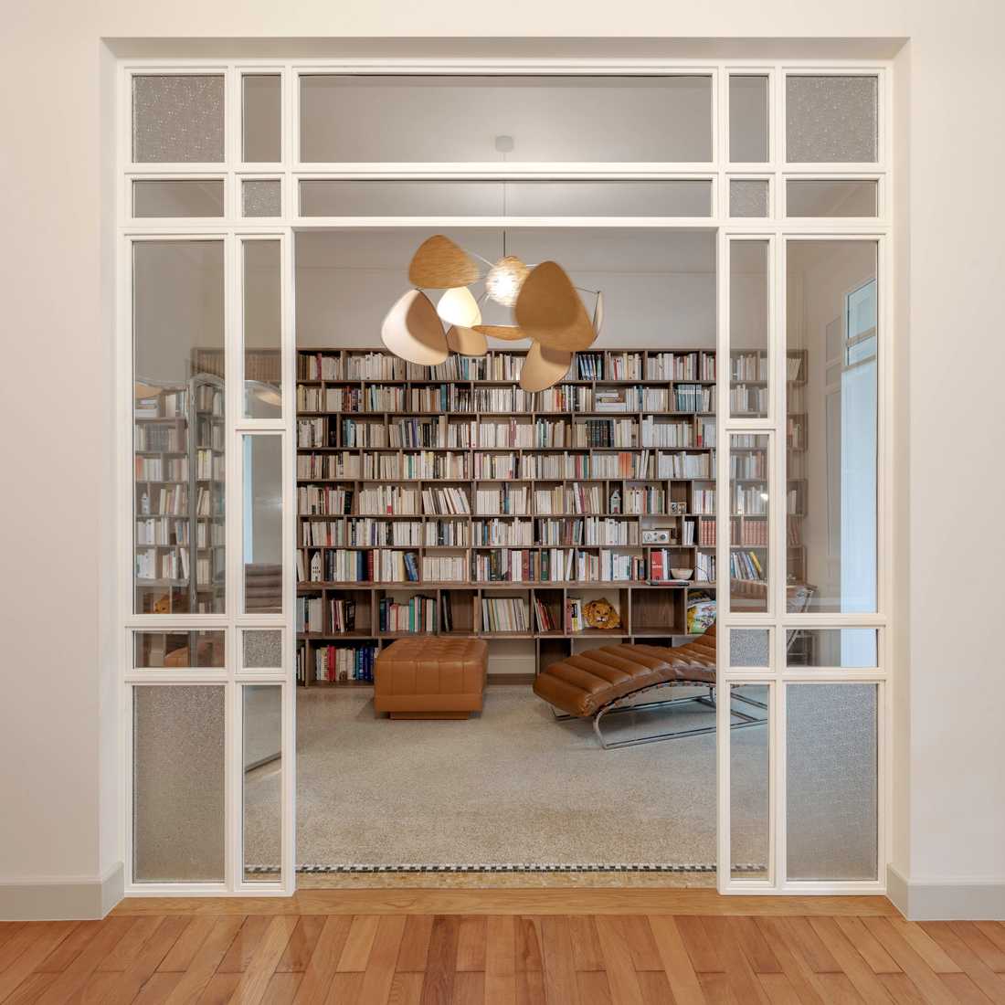 Bibliothèque sur mesure par un architecte d'intérieur