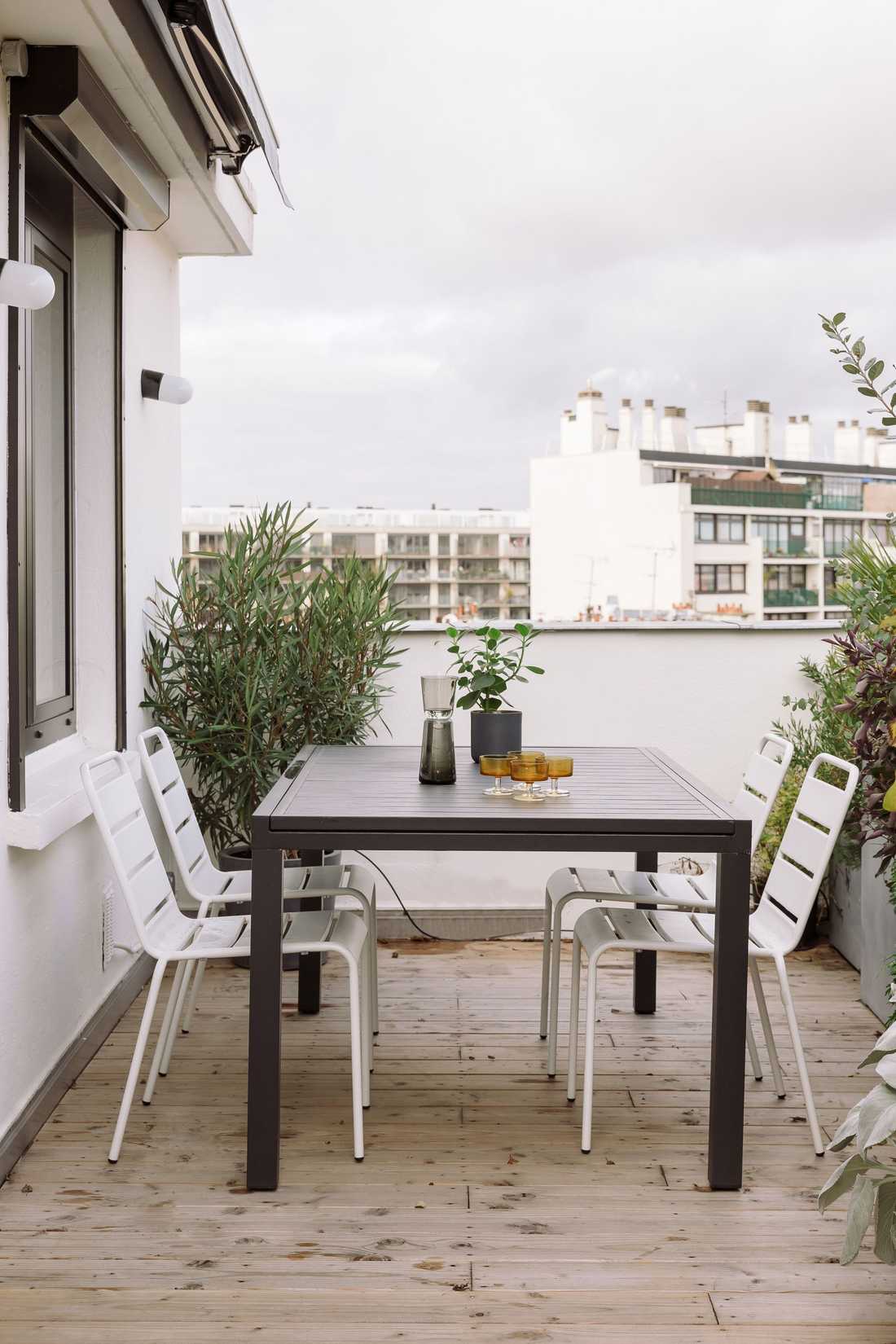 Coin repas sur la terrasse de l'appartement à Bruxelles