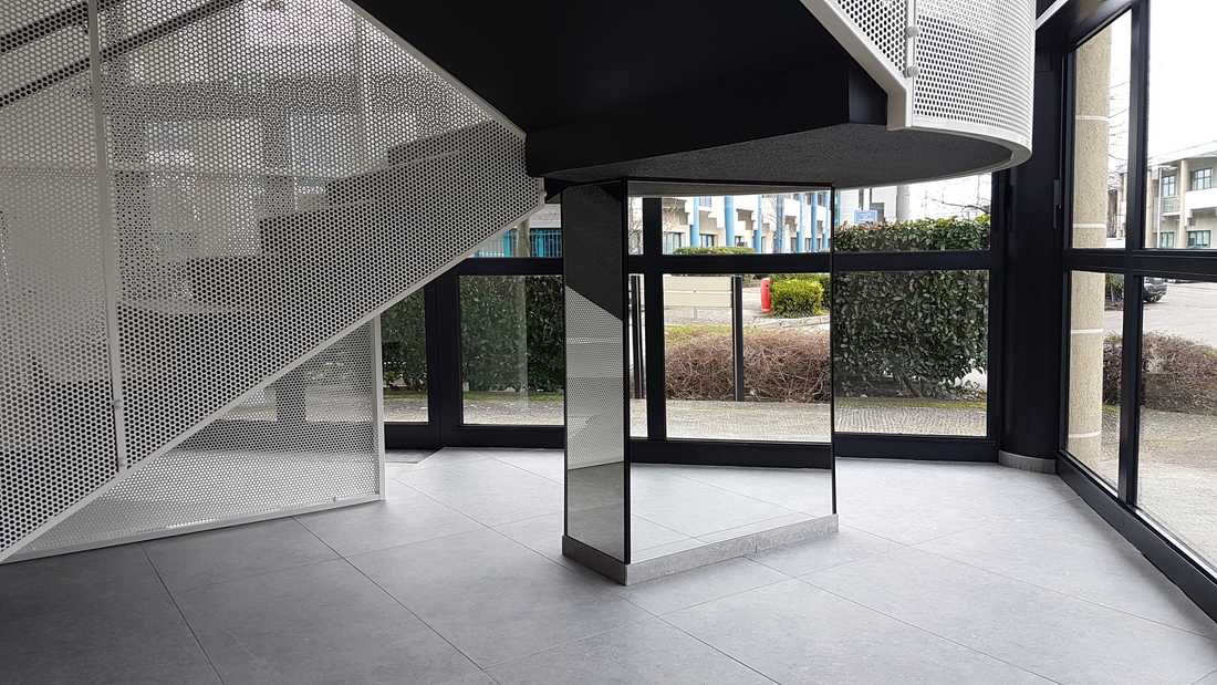 Escalier du lobby aménagé par un architecte spécialiste de l'architecture commerciale à Bruxelles