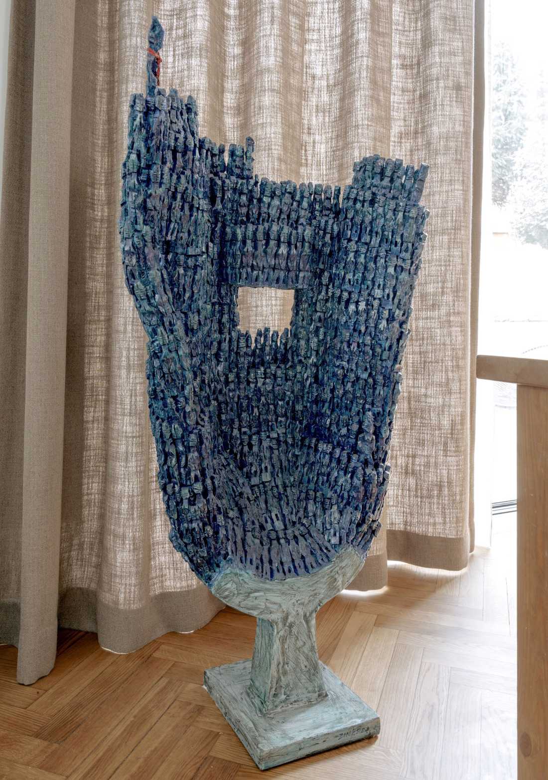 Sculpture contemporaine dans le salon d'une maison 4 façades