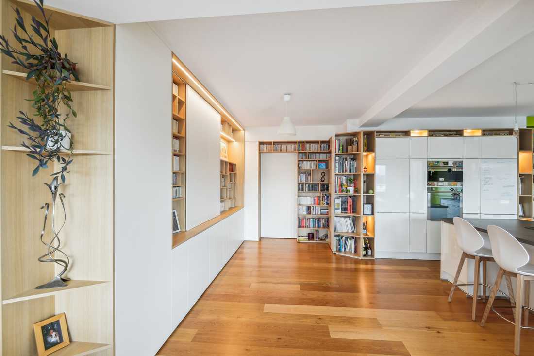 Meuble sur mesure qui joue le rôle de transition dans l'appartement