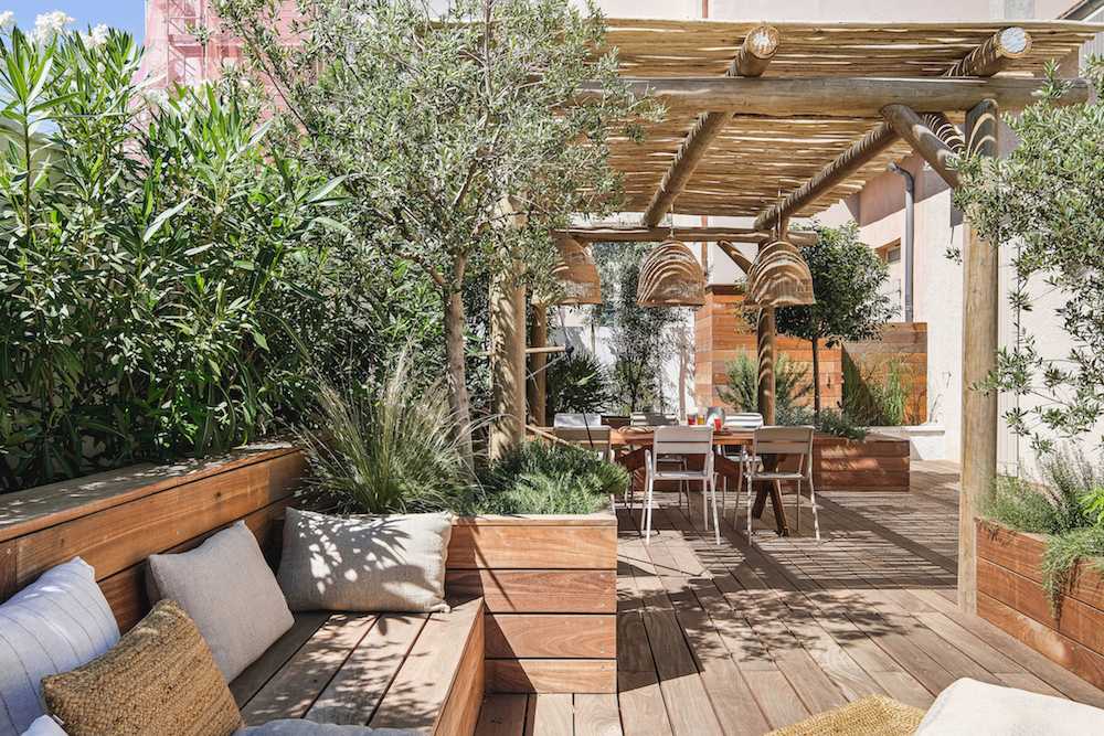 Aménagement d'une terrasse en bois - esprit méditérranéen - vue sur coin repas