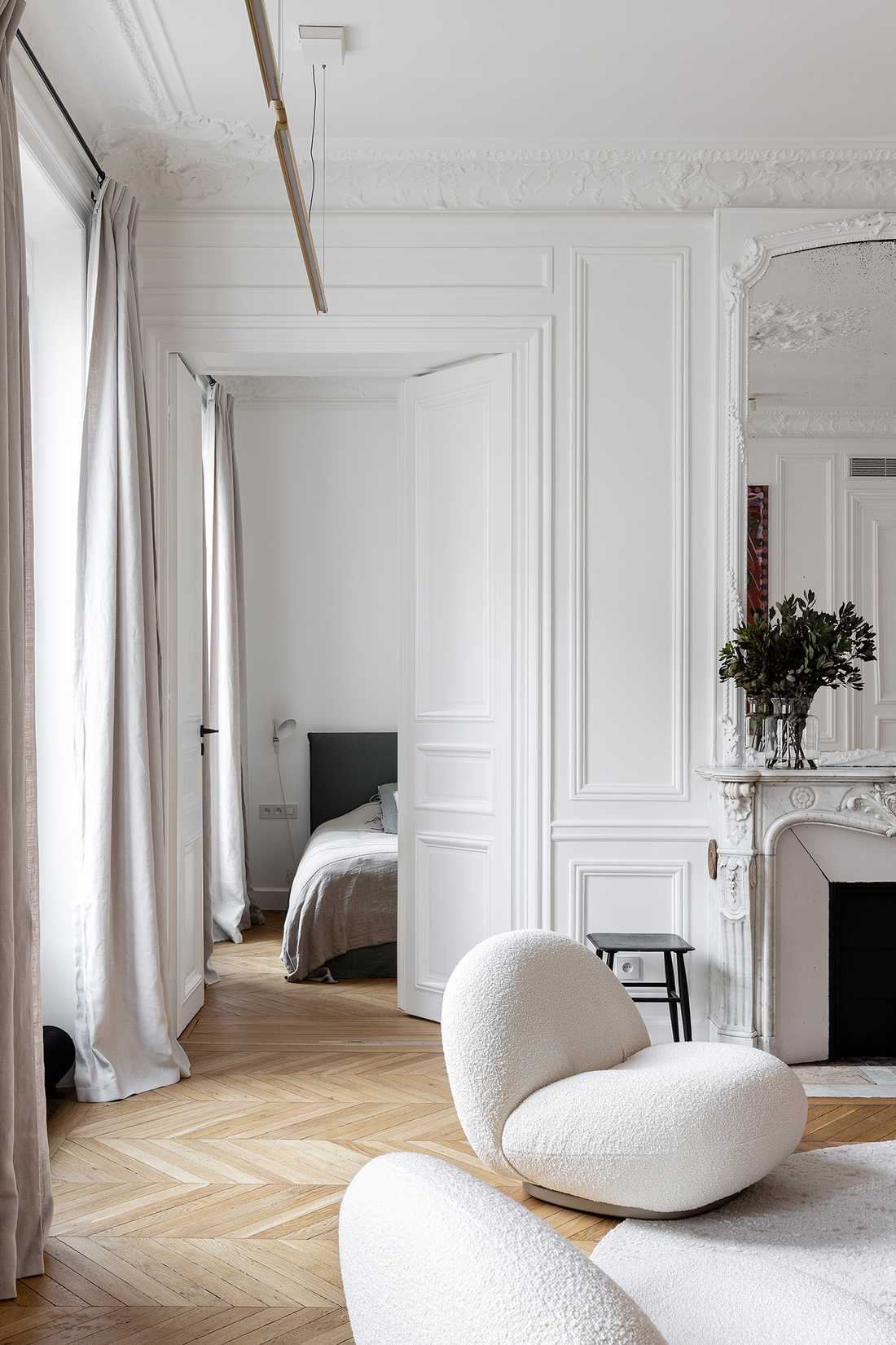 Accès à la chambre d'un appartement familial haussmannien