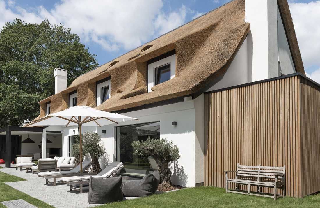 Rénovation d'une villa au toit de chaume à Bruxelles