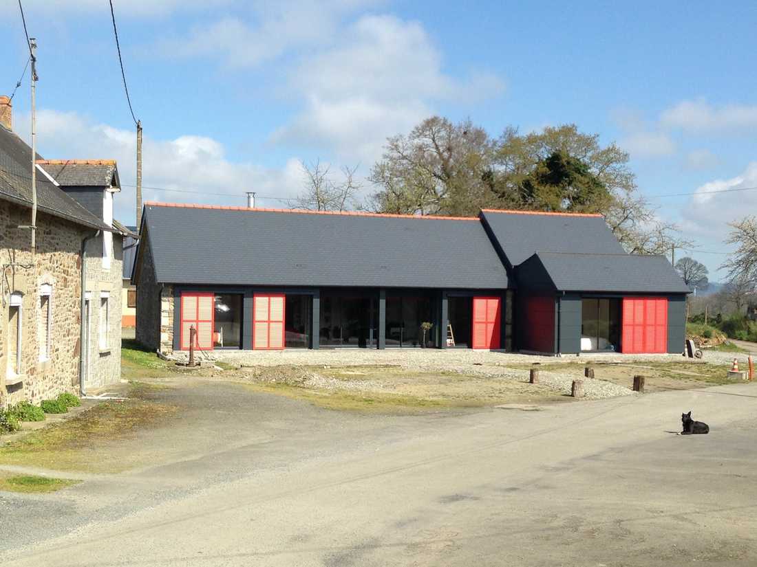 Façade du corps de ferme - hangar rénové par un architecte