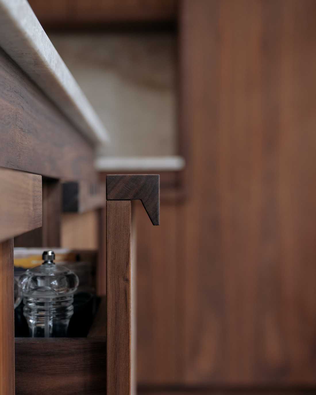 Détail de la cuisine contemporaine en bois massif