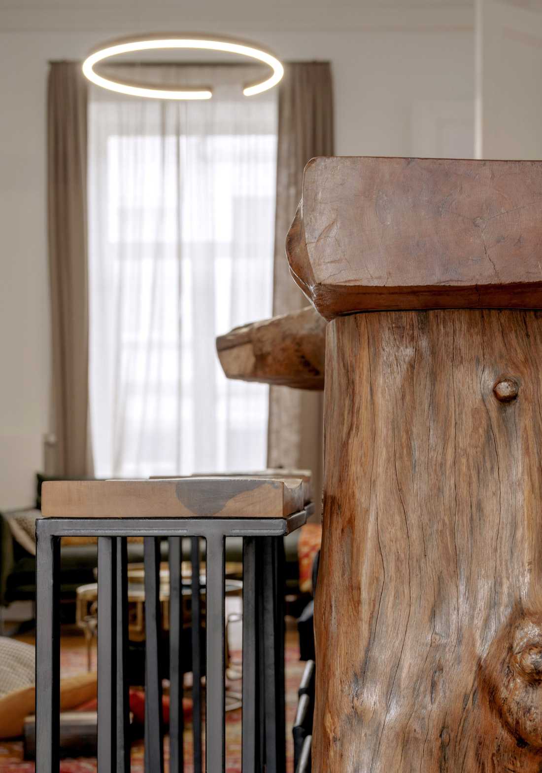 Détail de la decoration du salon avec table de bar en bois massif