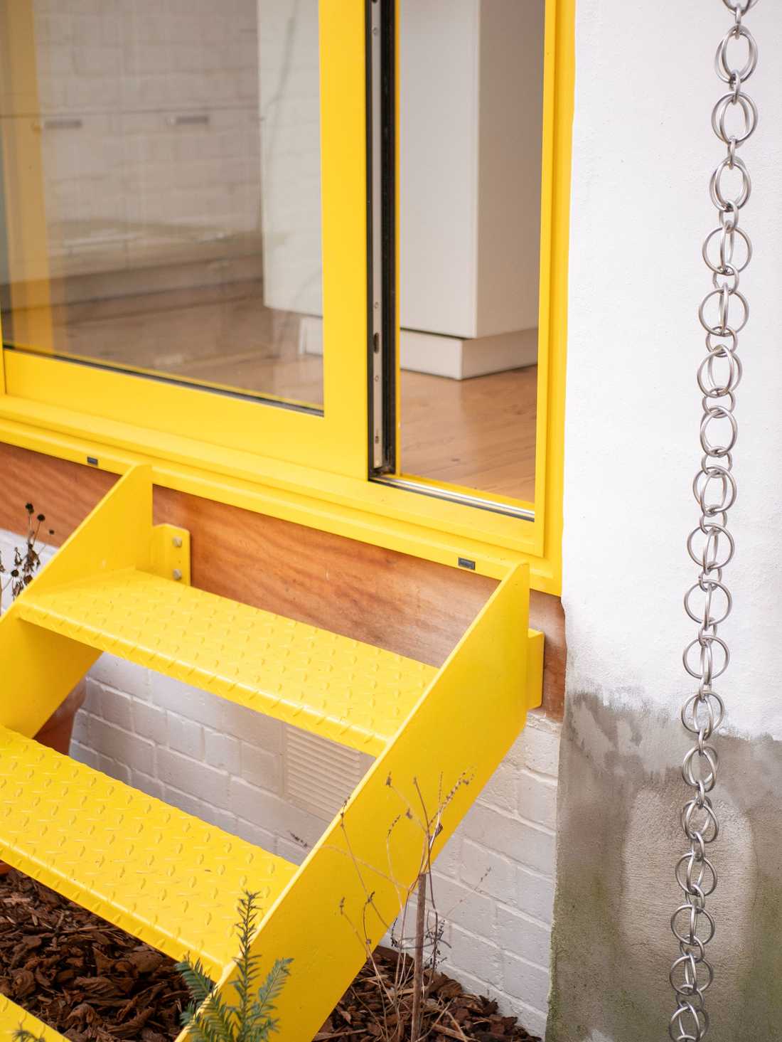 Accès au jardin depuis l'extension en facade arrière d'une maison à Bruxelles