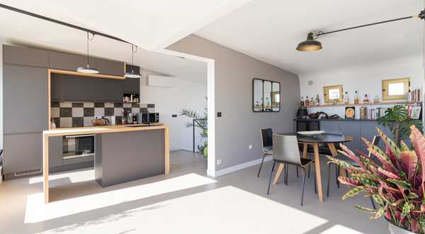 Avant-après de l'aménagement et la modernisation d'un appartement en duplex avec terrasse par un architecte d'intérieur à Bruxelles.