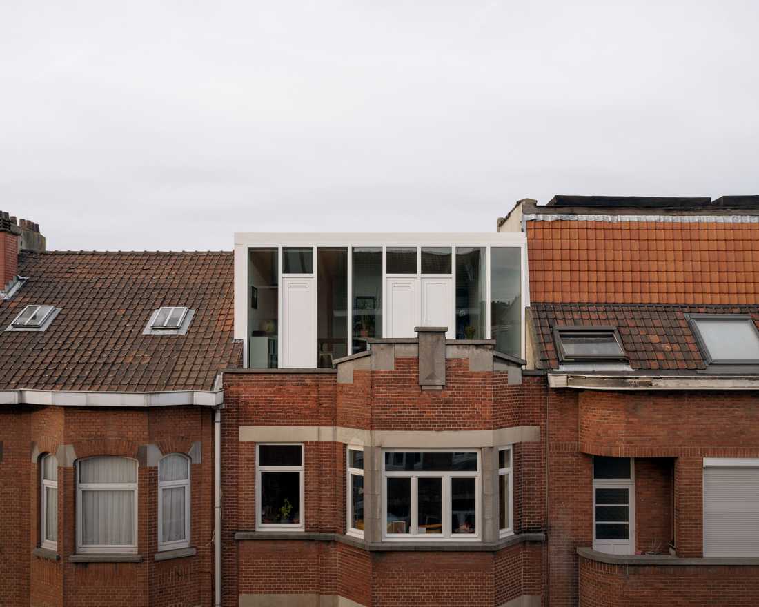 Surélevation contemporaine d'un appartement à Bruxelles