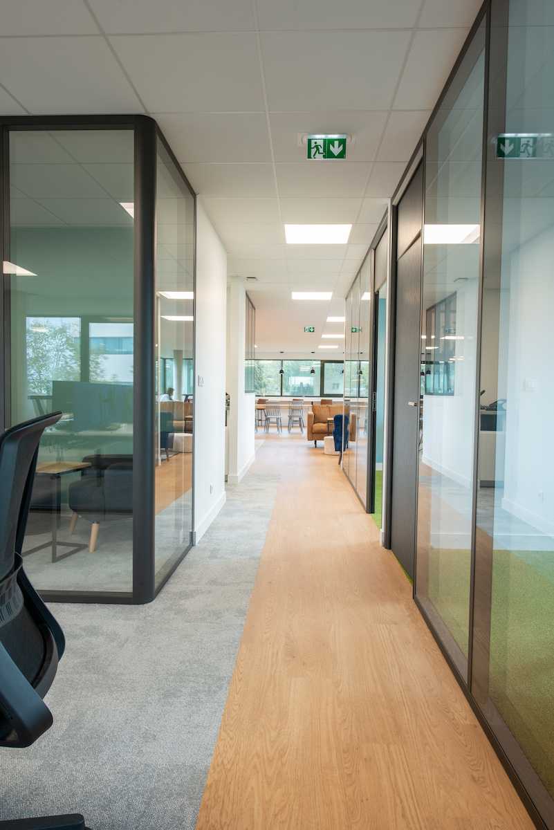 Aménagement intérieur des locaux d'une entreprise - couloir entre les bureaux
