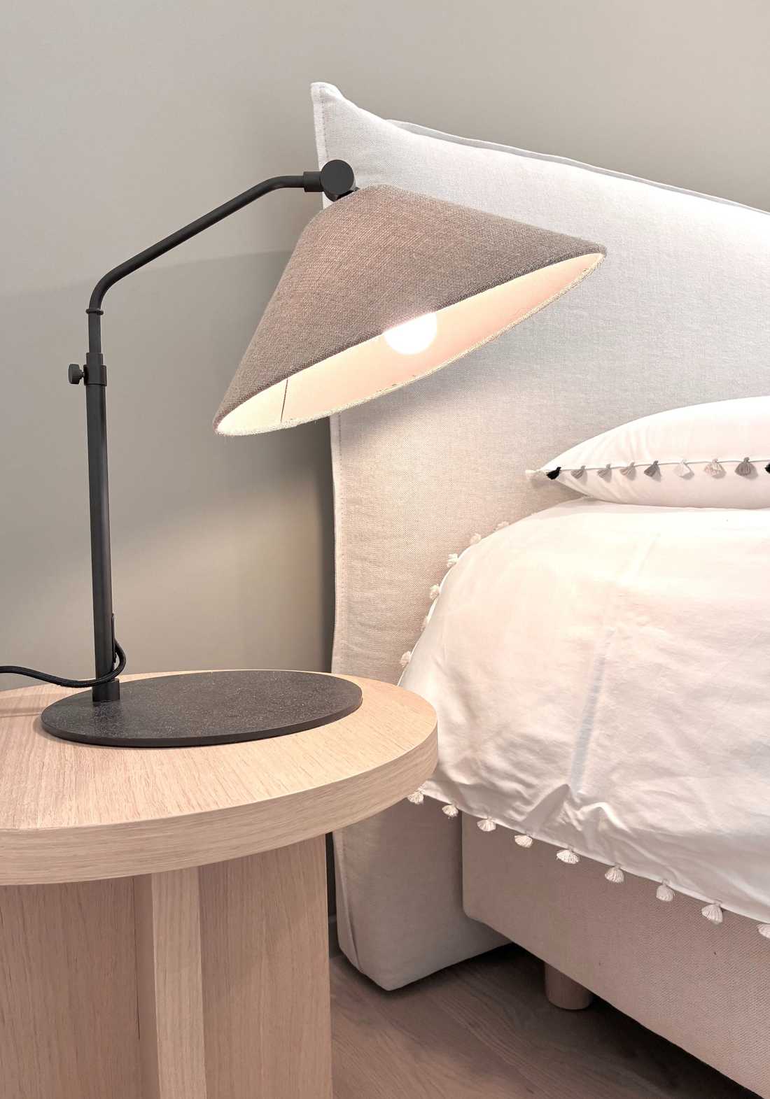 Table de nuit en bois avec luminaire design
